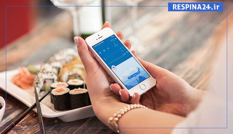 بنر تبلیغاتی آژانس مسافرتی رسپینا برای بلیط هواپیما جهرم مشهد - تصویر یک نفر که با گوشی بلیط رزرو میکند